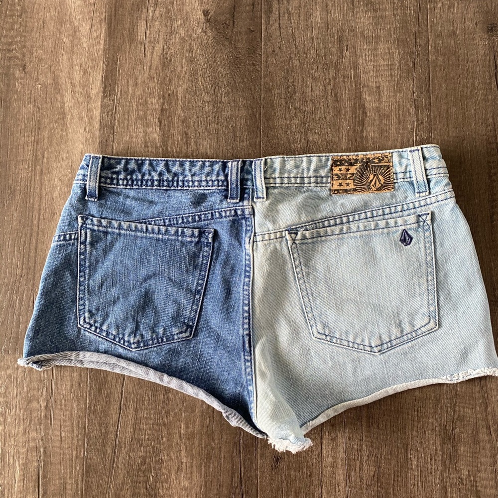 Volcom Shorts - Picture 2 of 6
